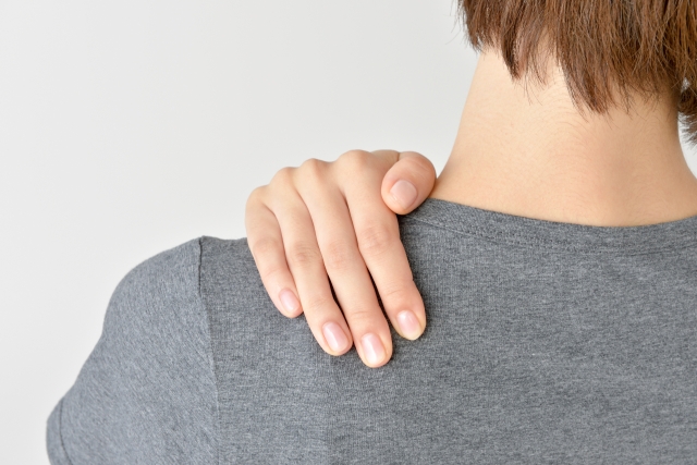 ストレートネックによる首こり・肩こり・背中のハリ症状