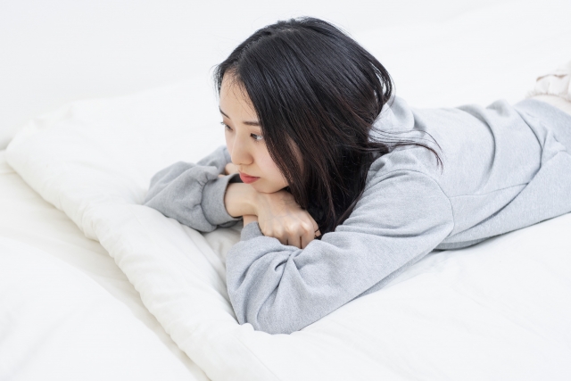 うつ伏せで痛くなる腰痛の原因は？